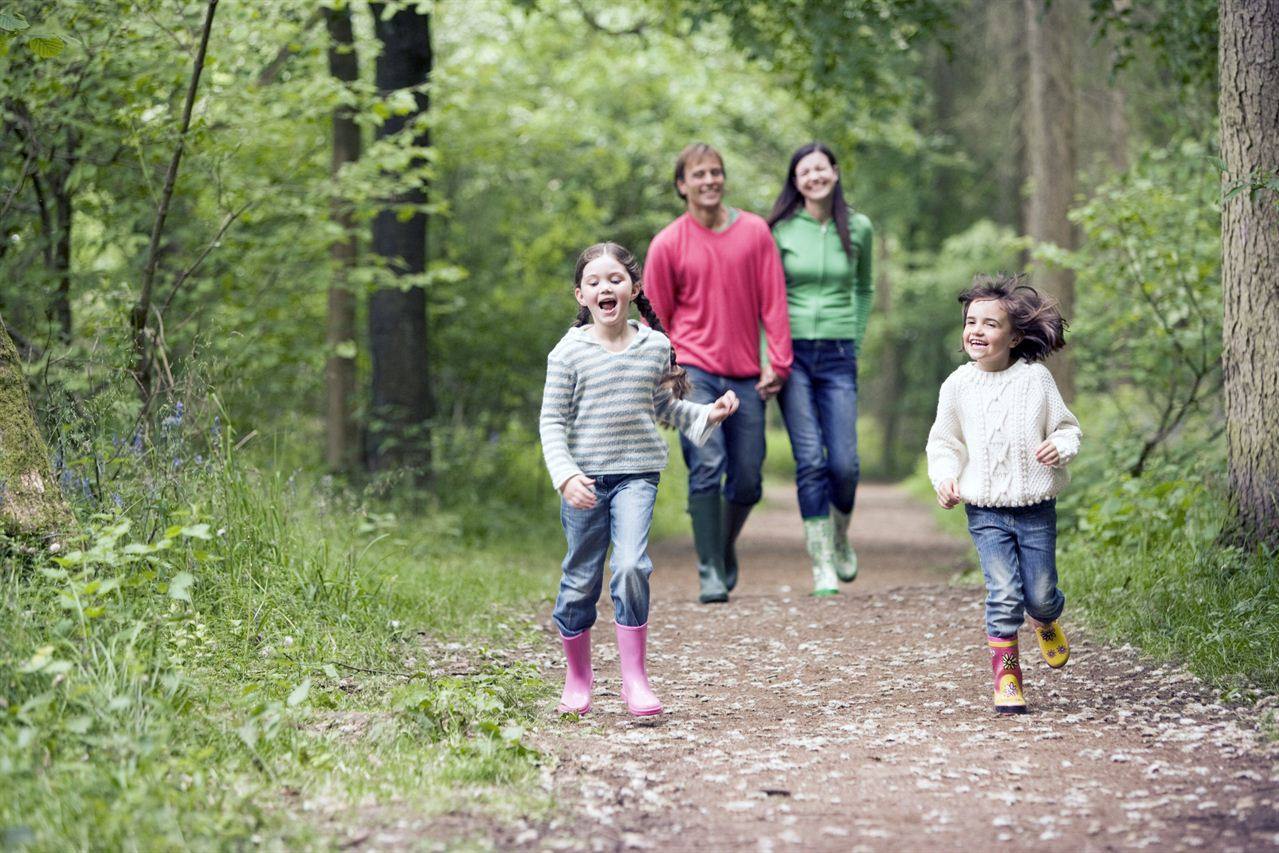 Familie som går på tur