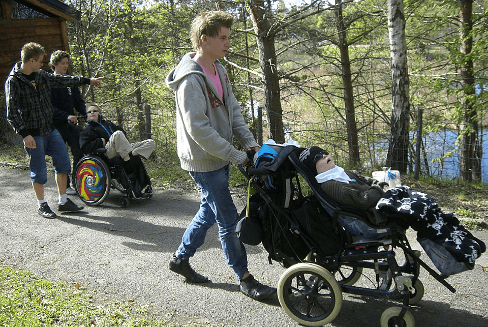 To barn i vogn trilles, barn med solbriller