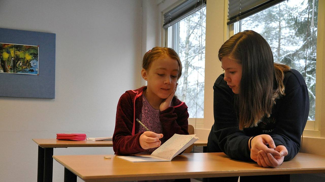 Nf1 studieteknikk Et skolebarn og lærer