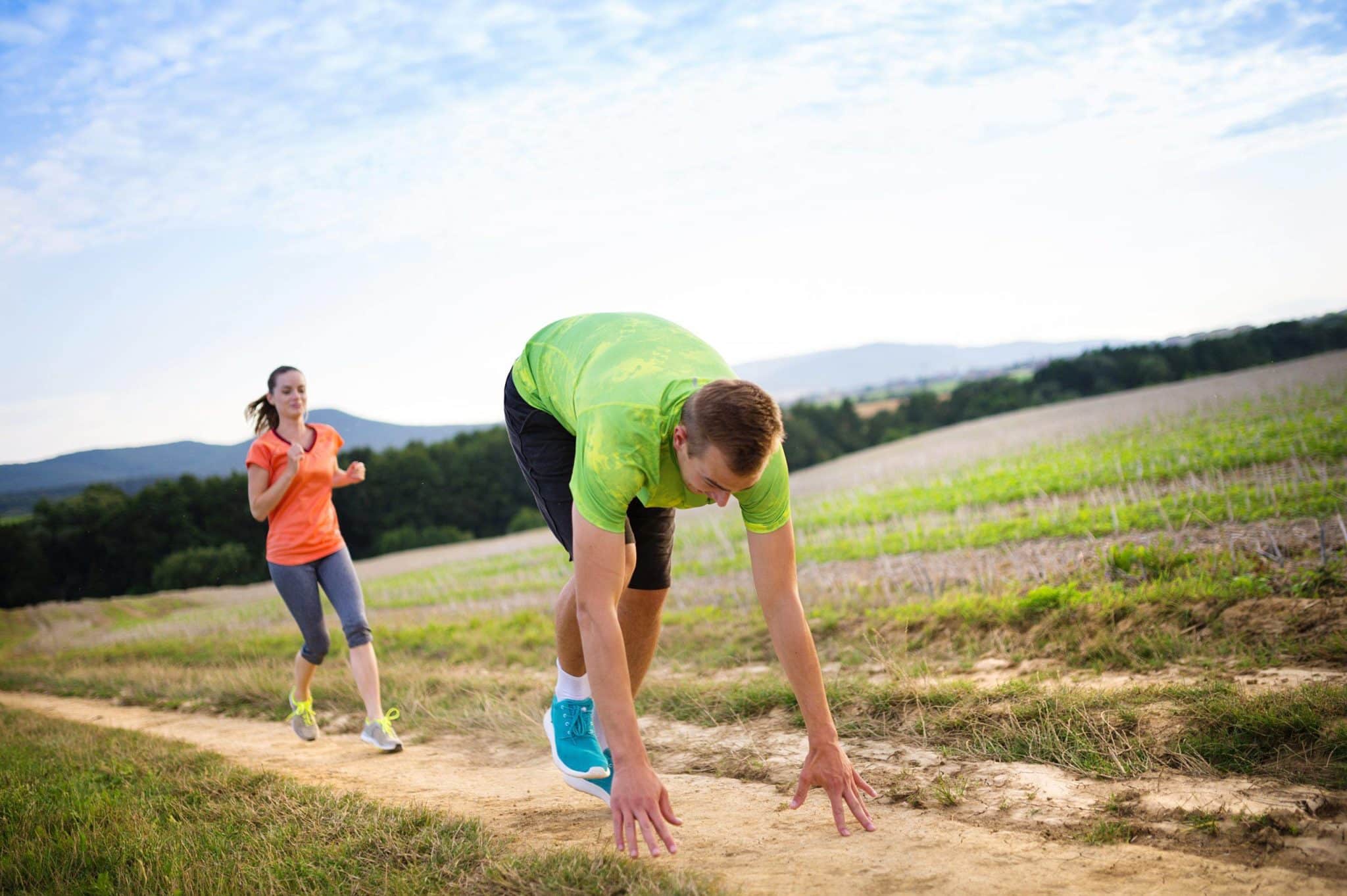 Mann faller på joggetur. Foto.