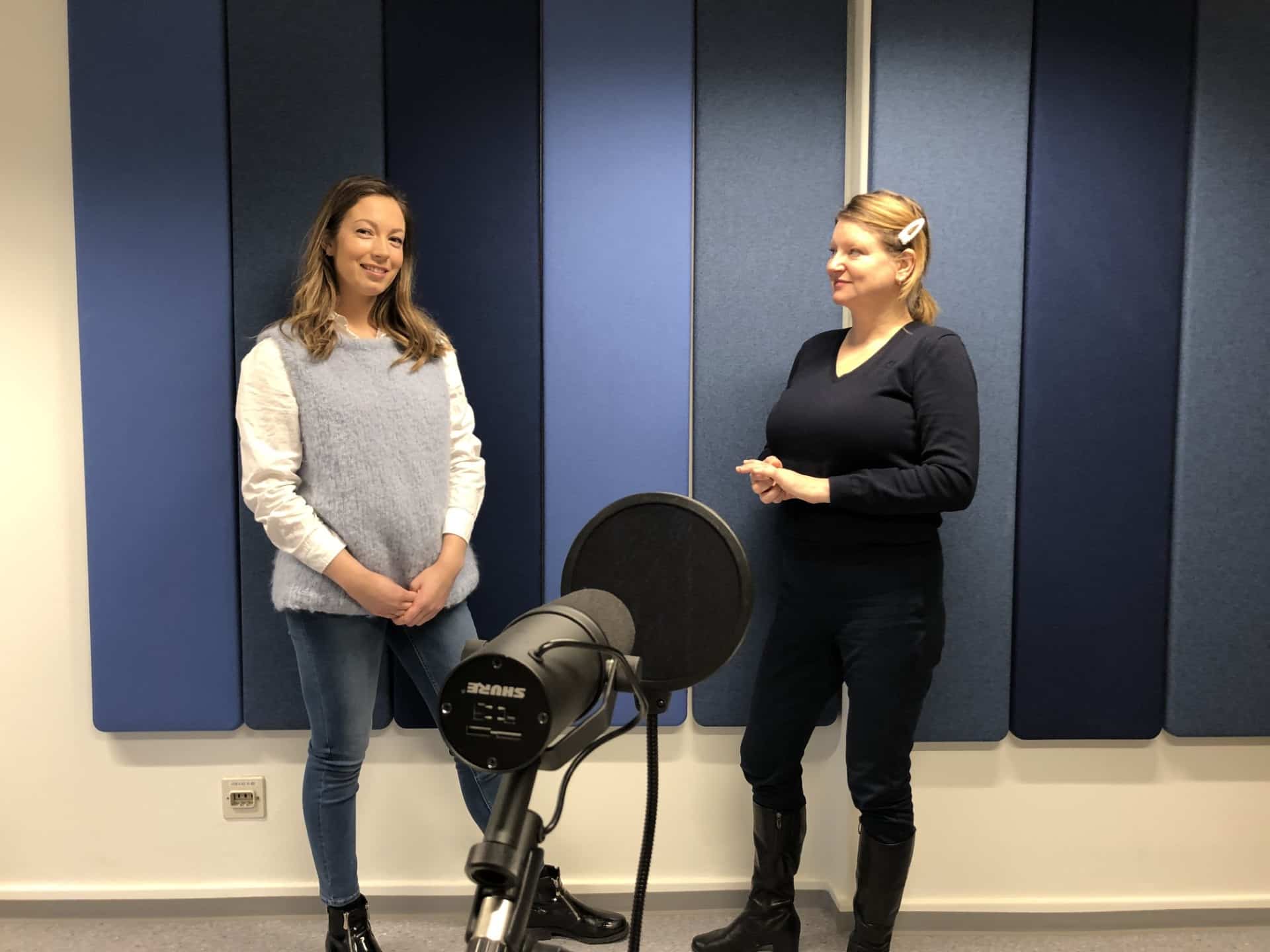 To personer avbildet i et podcast studio.