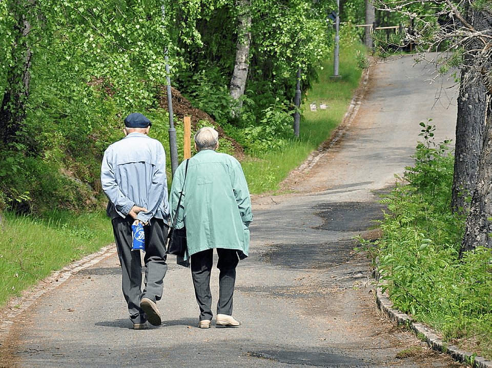 Eldre ektepar går på gangvei. Foto.