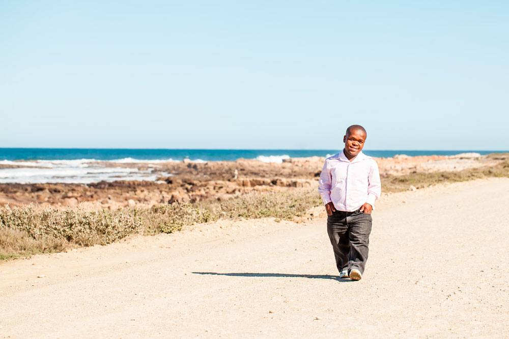 Kortvokst mann på strandpromenade