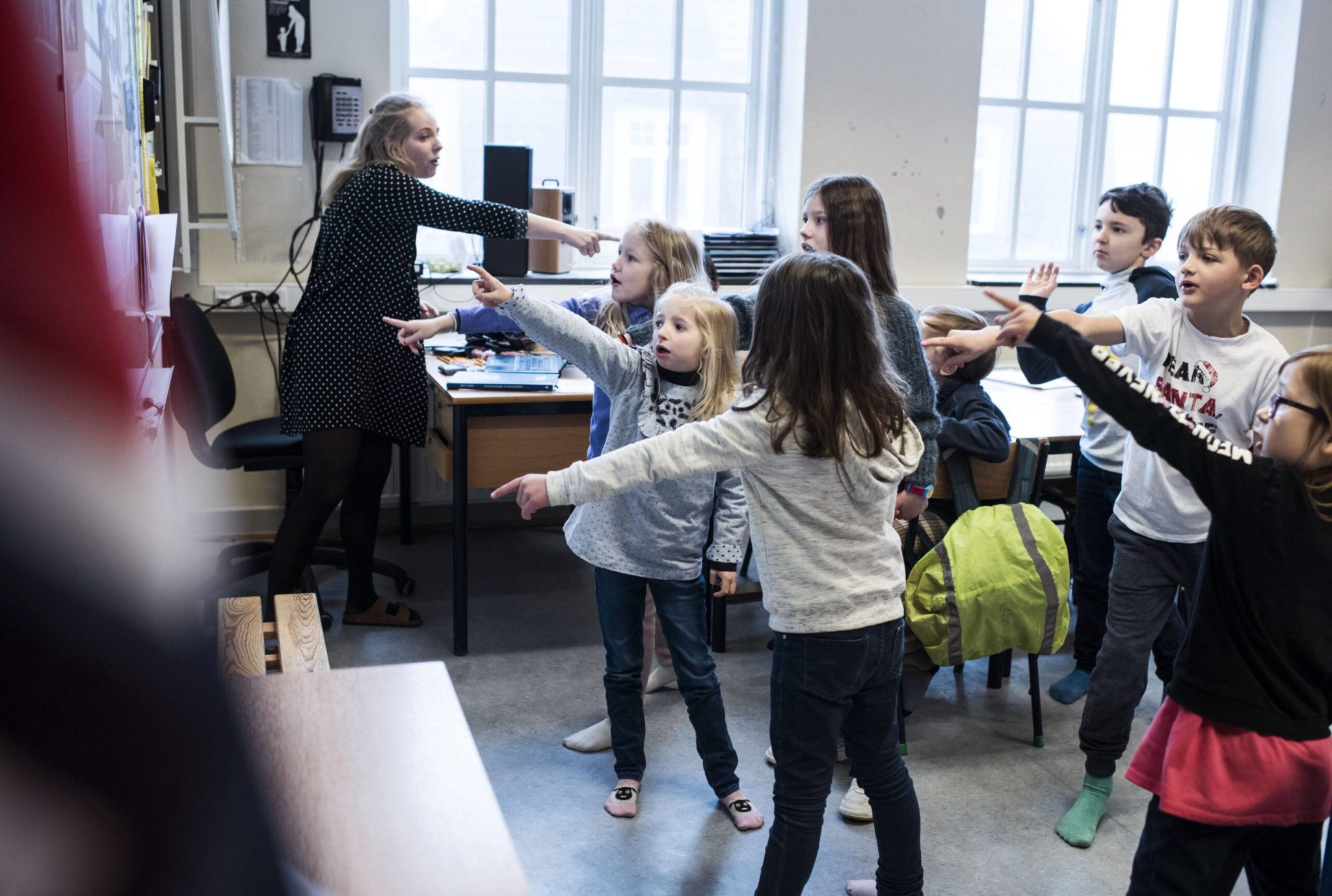 Barn peker på tavla i klasserommet. Foto.