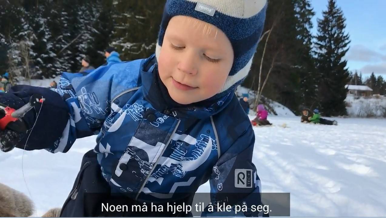 Gutt ute i snø