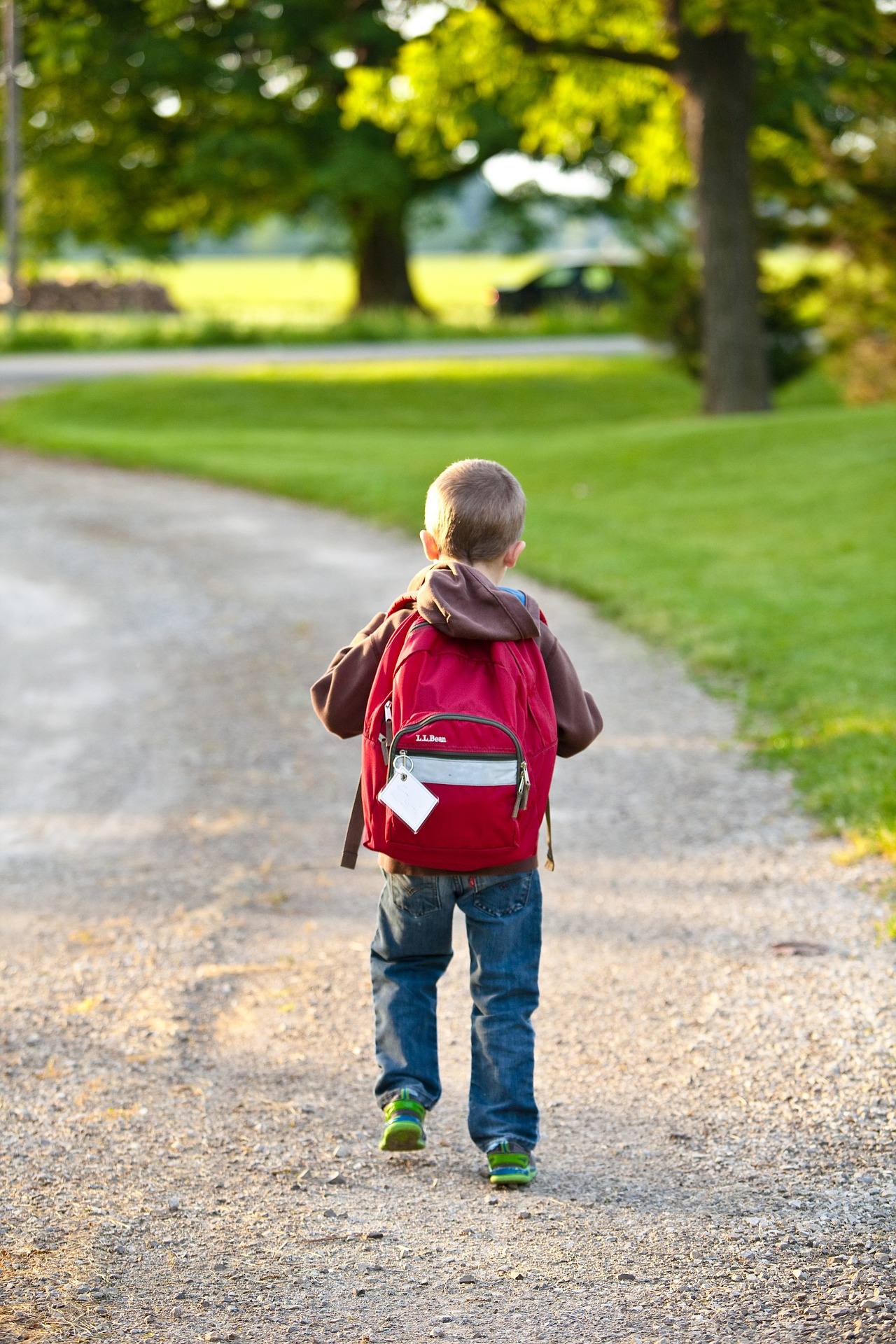 Gutt går til skolen. Foto.