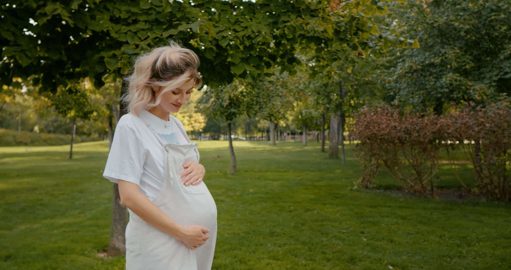 Gravid kvinne i park